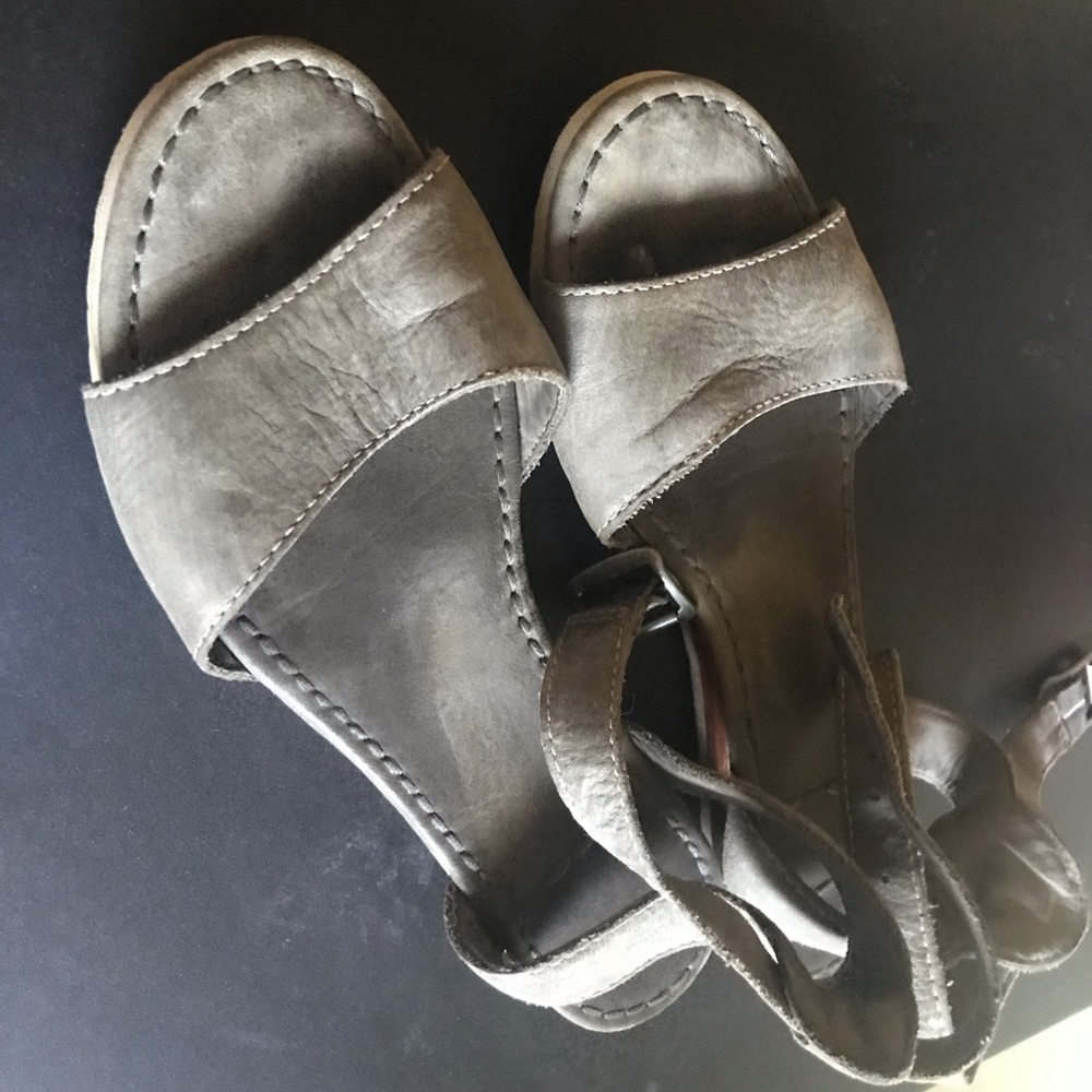 Frye grey leather ankle strap sandal size 7